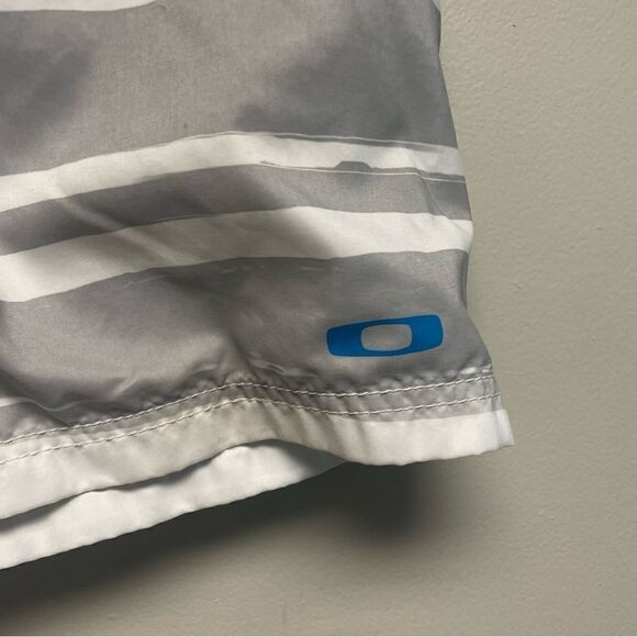 Oakley Mens Blue Gray and White Striped Swimsuit Size 31 - Picture 4 of 7